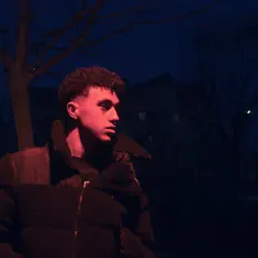 Hör dir Majd UNI an, schau dir Musikvideos an, lies die Biografie, finde Tourdaten und mehr!