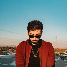 Ouve Adrian XL, vê vídeos de música, lê a biografia, vê as datas da digressão e muito mais!