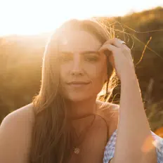 Poslechněte si interpreta Maddy Andrews, sledujte hudební videa, přečtěte si životopis, podívejte se na data turné a další informace.