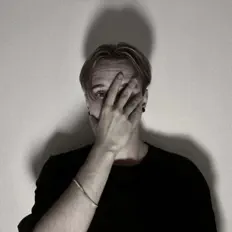 Ascolta suenø, guarda video musicali, leggi la biografia, vedi le date del tour & altro!