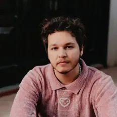Escucha a Edgar Loredo, mira videos musicales, lee su biografía, consulta las fechas de las gira y más.