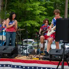 聆聽 Power's Out、觀看音樂影片、閱讀小傳、查看巡演日期等！