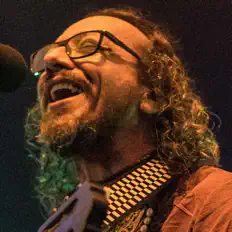 Hör dir Deva Das Baul an, schau dir Musikvideos an, lies die Biografie, finde Tourdaten und mehr!