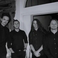 Trilobite सुनें, म्यूज़िक वीडियो देखें, बायो पढ़ें, दौरे की तारीखें और बहुत कुछ देखें!