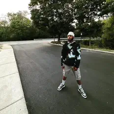 聆聽 Kdot Ka$anova、觀看音樂影片、閱讀小傳、查看巡演日期等！