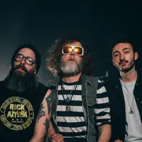 Poslechněte si interpreta undefined, sledujte hudební videa, přečtěte si životopis, podívejte se na data turné a další informace.