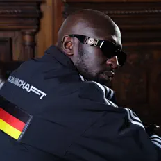 聆聽 Chich、觀看音樂影片、閱讀小傳、查看巡演日期等！