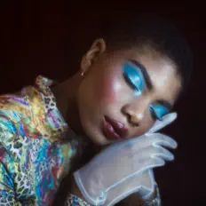 Escucha a ONA, mira videos musicales, lee su biografía, consulta las fechas de las gira y más.