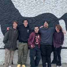 Don't Look Up To Us सुनें, म्यूज़िक वीडियो देखें, बायो पढ़ें, दौरे की तारीखें और बहुत कुछ देखें!