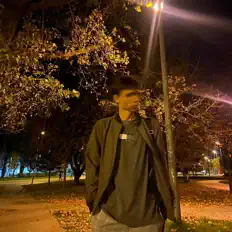 Retsen을(를) 듣고, 뮤직 비디오를 보고, 약력을 읽고, 투어 일정 등을 확인하세요!