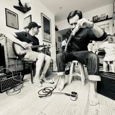 Poslechněte si interpreta Rooftop Fox, sledujte hudební videa, přečtěte si životopis, podívejte se na data turné a další informace.