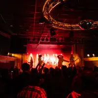 Luister naar undefined, bekijk muziekvideo's, lees de bio, bekijk de tourdata, en meer!