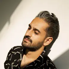 聆聽 HARJI、觀看音樂影片、閱讀小傳、查看巡演日期等！