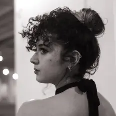 聆聽 Amira Soleil、觀看音樂影片、閱讀小傳、查看巡演日期等！