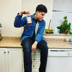 Young Fonzieを聴いたり、ミュージックビデオを鑑賞したり、経歴やツアー日程などを確認したりしましょう！