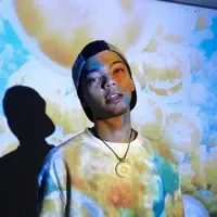 聆聽 undefined、觀看音樂影片、閱讀小傳、查看巡演日期等！