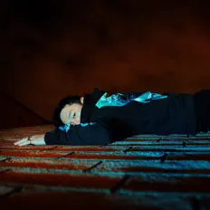 聆聽 Mint June、觀看音樂影片、閱讀小傳、查看巡演日期等！