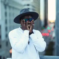 Posłuchaj wykonawcy Drezzy, obejrzyj teledyski, przeczytaj biografię, zobacz daty tras koncertowych i nie tylko!