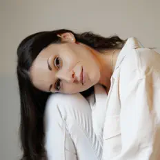 Hör dir Joanie Banville an, schau dir Musikvideos an, lies die Biografie, finde Tourdaten und mehr!