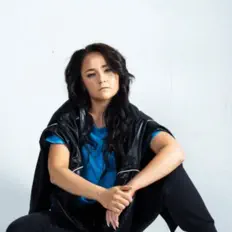 聆聽 Ebony、觀看音樂影片、閱讀小傳、查看巡演日期等！