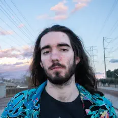 Poslechněte si interpreta Internet Salad, sledujte hudební videa, přečtěte si životopis, podívejte se na data turné a další informace.