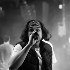 Empoを聴いたり、ミュージックビデオを鑑賞したり、経歴やツアー日程などを確認したりしましょう！