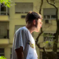 Francci सुनें, म्यूज़िक वीडियो देखें, बायो पढ़ें, दौरे की तारीखें और बहुत कुछ देखें!