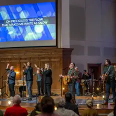 Apostles Worshipを聴いたり、ミュージックビデオを鑑賞したり、経歴やツアー日程などを確認したりしましょう！