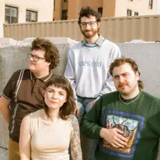 收听 Teenage Halloween、观看音乐视频、阅读小传、查看巡演日期等 ！