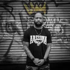 Hör dir 800 Hertz an, schau dir Musikvideos an, lies die Biografie, finde Tourdaten und mehr!