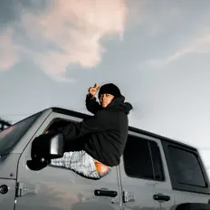 Ellie Colesを聴いたり、ミュージックビデオを鑑賞したり、経歴やツアー日程などを確認したりしましょう！