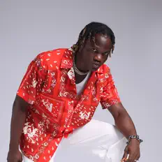 聆聽 Badsome、觀看音樂影片、閱讀小傳、查看巡演日期等！