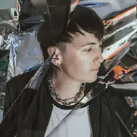 Luister naar undefined, bekijk muziekvideo's, lees de bio, bekijk de tourdata, en meer!