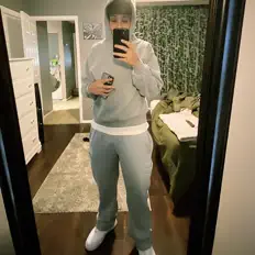 收听 junjun、观看音乐视频、阅读小传、查看巡演日期等 ！