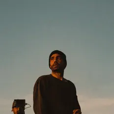 Écoutez L'oiseau noir, regardez des vidéoclips, lisez la biographie, consultez les dates de tournée et plus encore !