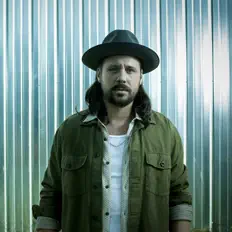 聆聽 Raphaël Dénommé、觀看音樂影片、閱讀小傳、查看巡演日期等！