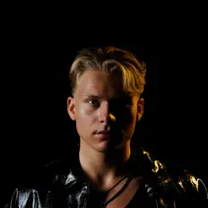 Hör dir Adam Woods an, schau dir Musikvideos an, lies die Biografie, finde Tourdaten und mehr!