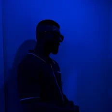 收听 MONEYONYOURMIND、观看音乐视频、阅读小传、查看巡演日期等 ！