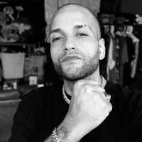 收听 undefined、观看音乐视频、阅读小传、查看巡演日期等 ！