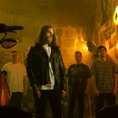 Half Heartedを聴いたり、ミュージックビデオを鑑賞したり、経歴やツアー日程などを確認したりしましょう！