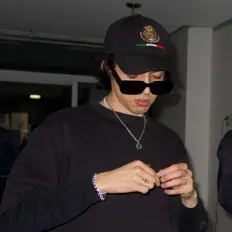 Siei सुनें, म्यूज़िक वीडियो देखें, बायो पढ़ें, दौरे की तारीखें और बहुत कुछ देखें!