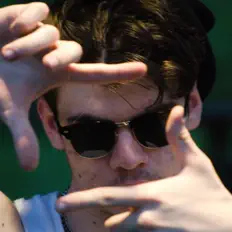 聆聽 Bli$、觀看音樂影片、閱讀小傳、查看巡演日期等！