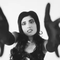 Ascolta Petra Jarrar, guarda video musicali, leggi la biografia, vedi le date del tour & altro!