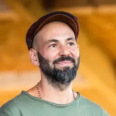 Amin Varkonyiを聴いたり、ミュージックビデオを鑑賞したり、経歴やツアー日程などを確認したりしましょう！