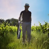 undefinedを聴いたり、ミュージックビデオを鑑賞したり、経歴やツアー日程などを確認したりしましょう！