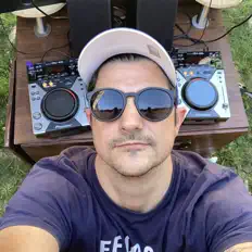 Dengarkan RONN3, tonton video musik, baca bio, lihat tanggal tur & lainnya!