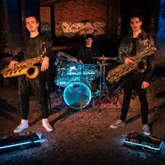 收听 32 MESURES、观看音乐视频、阅读小传、查看巡演日期等 ！