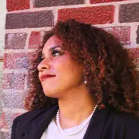 Poslechněte si interpreta undefined, sledujte hudební videa, přečtěte si životopis, podívejte se na data turné a další informace.