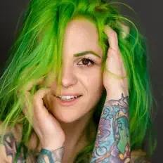 Lvndrを聴いたり、ミュージックビデオを鑑賞したり、経歴やツアー日程などを確認したりしましょう！