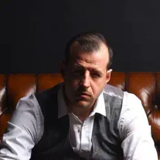 Écoutez Jalino, regardez des vidéoclips, lisez la biographie, consultez les dates de tournée et plus encore !